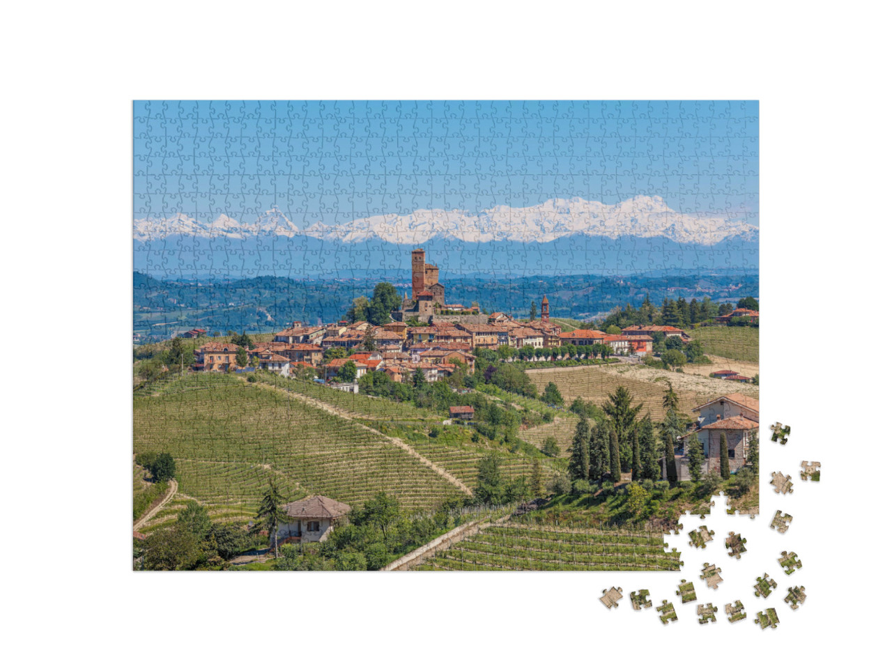 puzzle 1000 dílků „Městečko na kopci obklopené zelenými vinicemi“