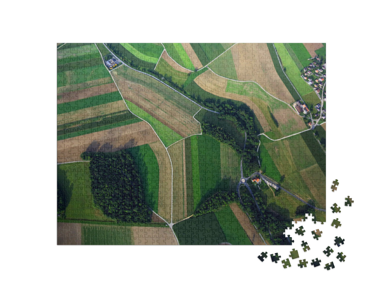 puzzle 1000 dílků „Letecký pohled na krajinu s různými poli a cestami“