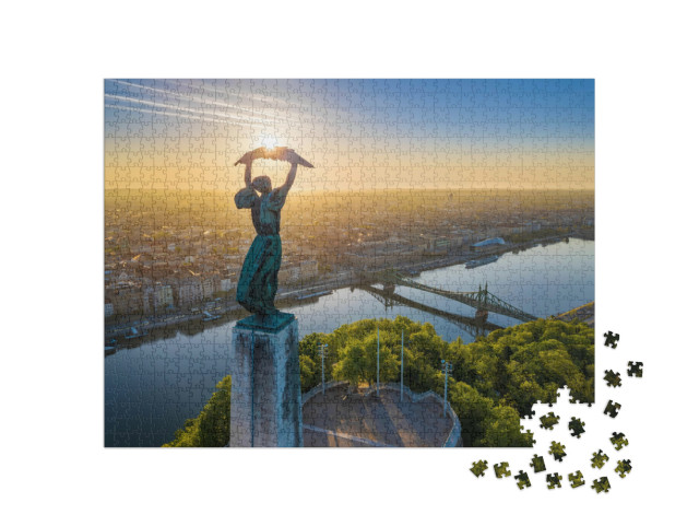 puzzle 1000 dílků „Maďarská socha Svobody a most Svobody při východu slunce, Budapešť“