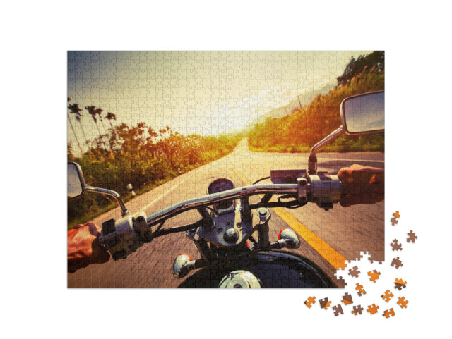 puzzle 1000 dílků „Volně jedoucí motocyklista na prázdné silnici“