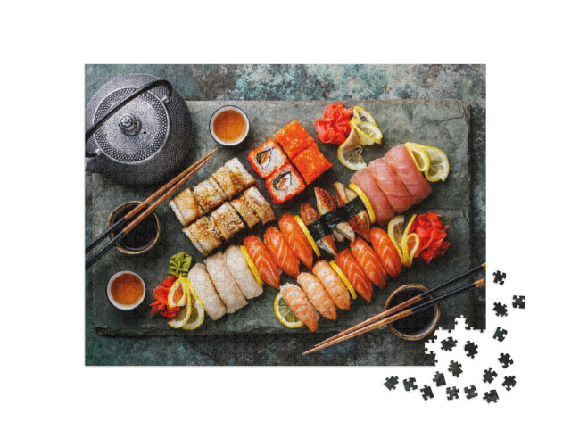 puzzle 1000 dílků „Sushi set nigiri a sushi rolky s čajem“