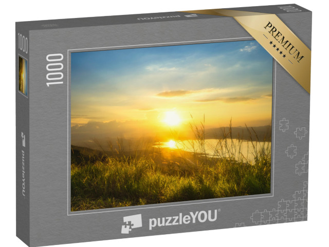 puzzle 1000 dílků „Východ slunce nad jezerem a zelenými kopci“