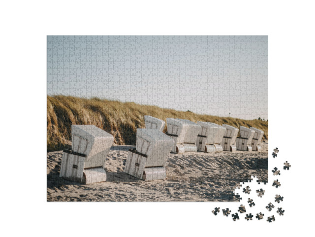 puzzle 1000 dílků „Krytá plážová lehátka ve větrném počasí“