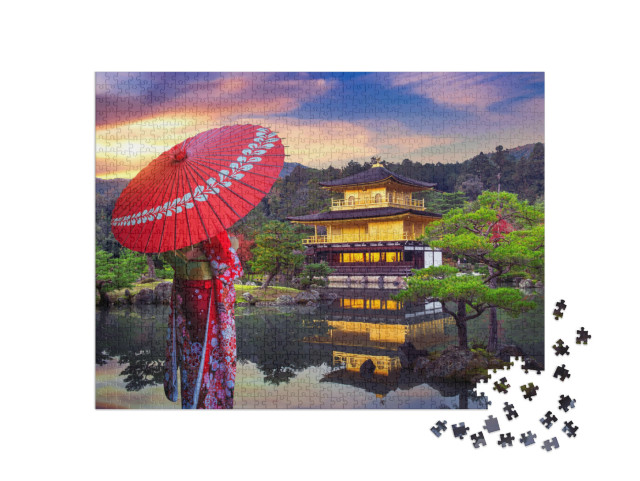 puzzle 1000 dílků „Asijská žena v tradičním kimonu před Zlatým pavilonem, Kjóto, Japonsko“