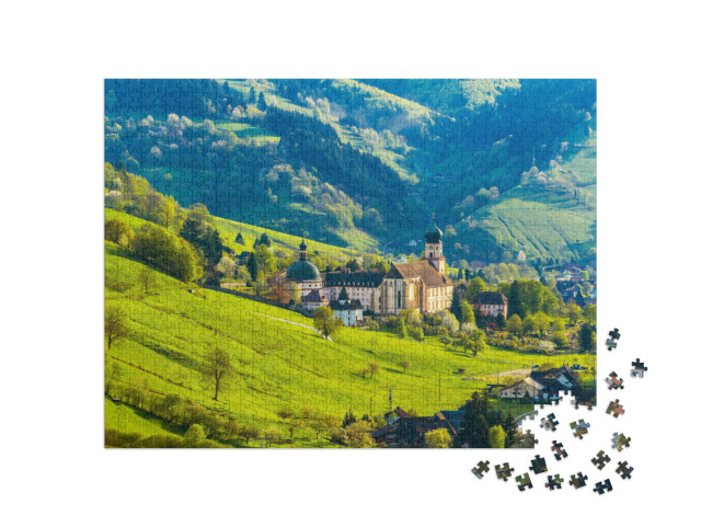 puzzle 1000 dílků „Malebná horská vesnice s domy a klášterem, Münstertal, Schwarzwald“