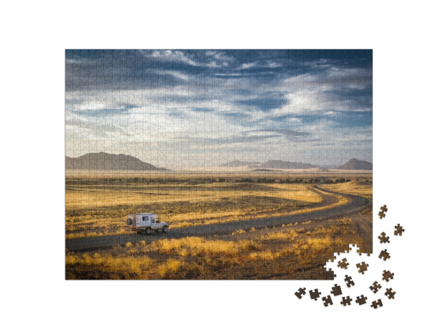 puzzle 1000 dílků „Brzy ráno na cestě k písečným dunám Sossusvlei a Dead Vlei, Namibie“