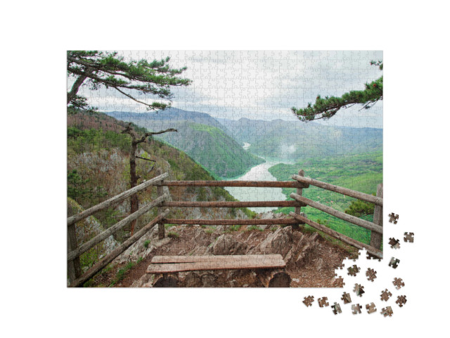 puzzle 1000 dílků „Krajina s řekou Drinou, horami a jezerem v Srbsku“