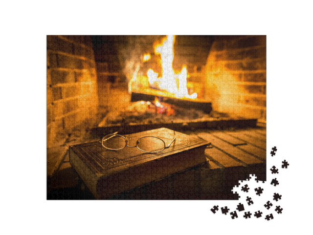 puzzle 1000 dílků „Stará kniha s brýlemi před krbem, praskající oheň“