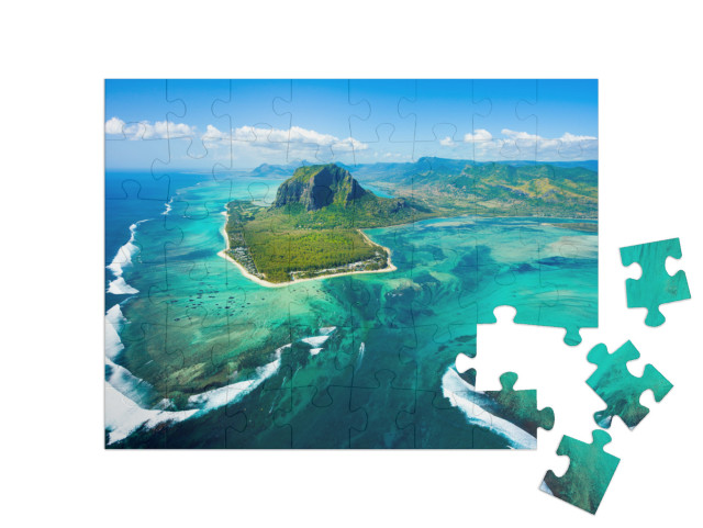 puzzle 48 dílků „Působivý letecký pohled na panorama ostrova a podvodní vodopád na Mauriciu“