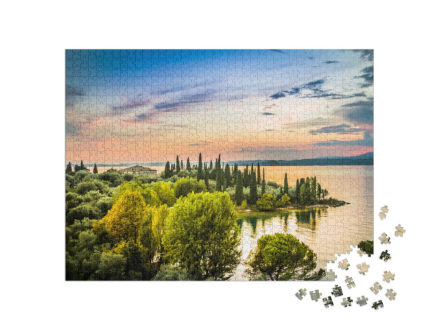 puzzle 1000 dílků „Krásný západ slunce nad jezerem Garda, Itálie“