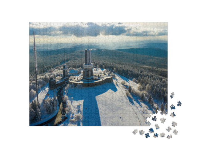 puzzle 1000 dílků „Letecký pohled na Taunus: Schmitten, Großer Feldberg a stožár přenosové soustavy, Hesensko“