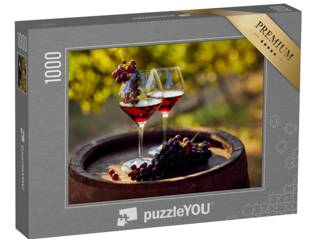 puzzle 1000 dílků „Dvě sklenice červeného vína s lahví na dřevěném sudu“