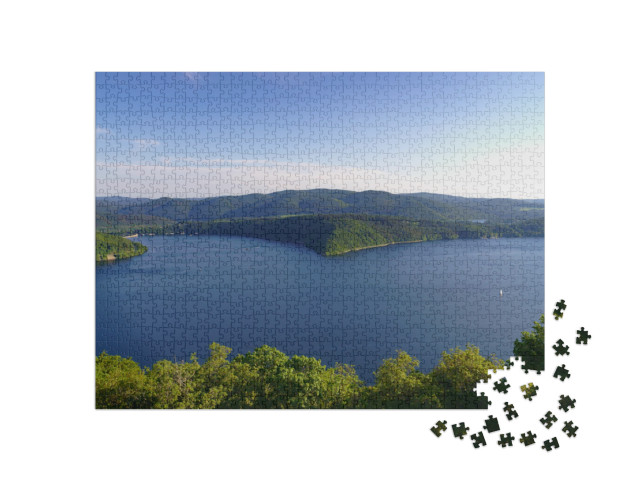 puzzle 1000 dílků „Pohled na jezero Edersee s lesem ze zámku Waldeck, Hesensko“