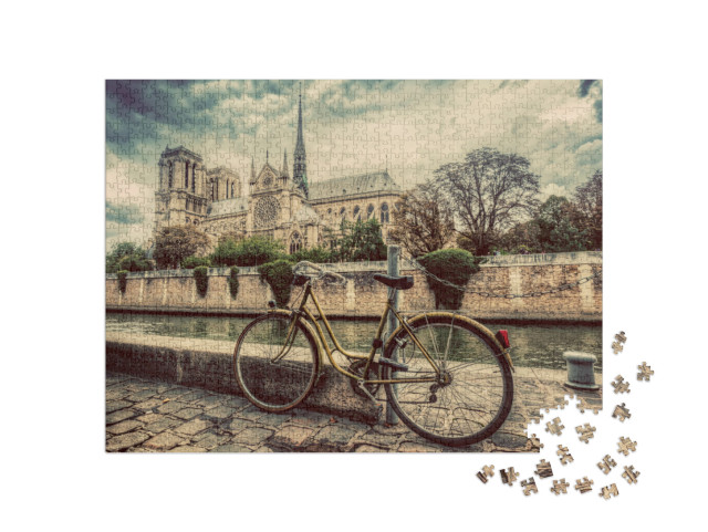 puzzle 1000 dílků „Retro jízdní kolo vedle katedrály Notre Dame v Paříži, Francie“