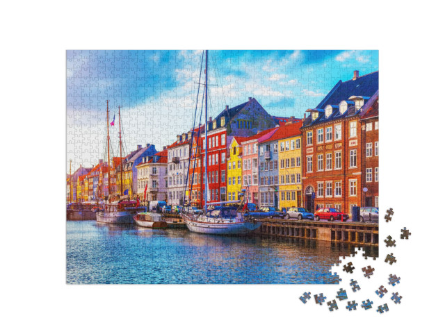 puzzle 1000 dílků „Západ slunce s výhledem na molo v Nyhavnu, lodě, jachty a barevné domy“