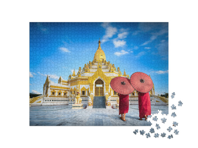 puzzle 1000 dílků „Mniši s červenými deštníky před pagodou Swe Taw Myat, Yangon, Myanmar“
