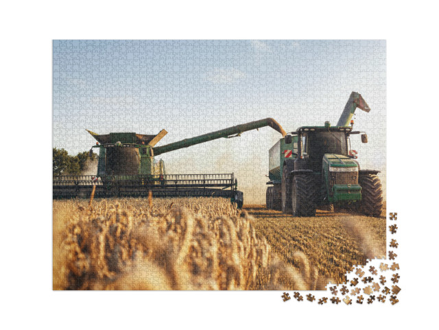 puzzle 2000 dílků „Kombajn a traktor při práci na pšeničném poli“