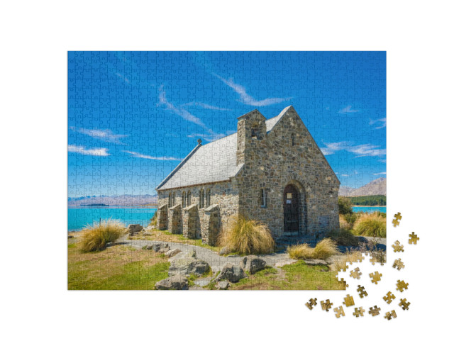 puzzle 1000 dílků „Idylický kamenný kostelík na tyrkysově zbarveném jezeře“