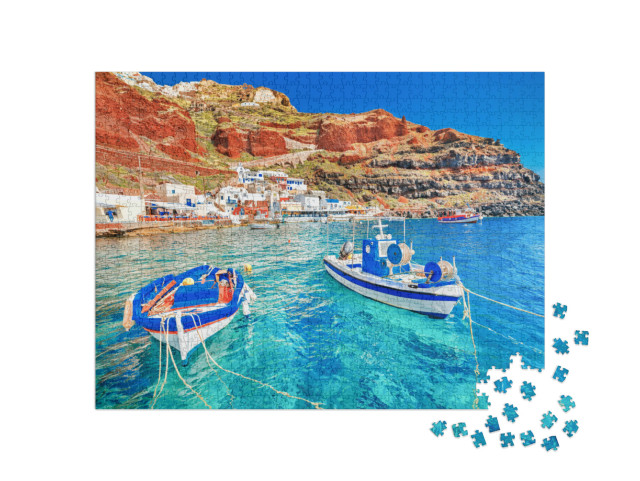 puzzle 1000 dílků „Přístav Oia na Santorini se dvěma rybářskými loděmi, Egejské moře, Řecko“