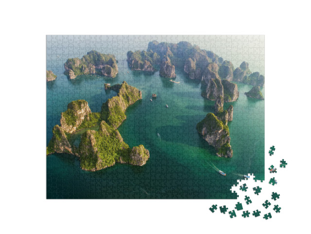 puzzle 1000 dílků „Krásná zátoka Halong, Vietnam, jihovýchodní Asie. Lokalita zapsaná na seznamu světového dědictví UNESCO“