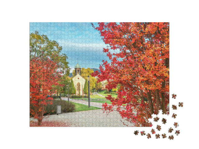 puzzle 1000 dílků „Krajina s červenými stromy a nemocničním kostelem, Baden-Baden, Německo“