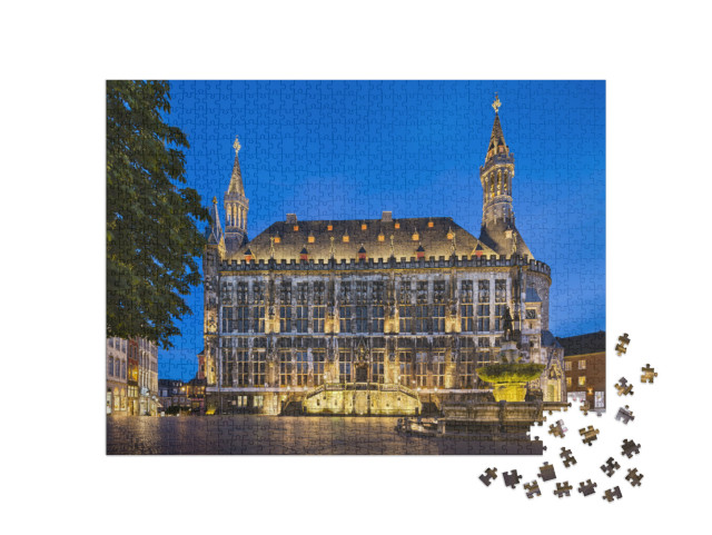 puzzle 1000 dílků „Slavná stará radnice v Cáchách pod noční modrou oblohou“