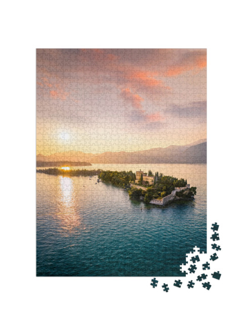 puzzle 1000 dílků „Isola del Garda s vilou Borghese při západu slunce, Itálie“