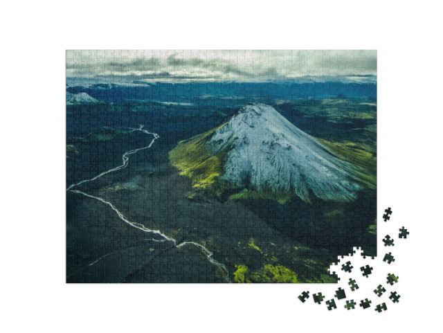 puzzle 1000 dílků „Letecký pohled na řeku poblíž zasněžené sopky na Islandu“