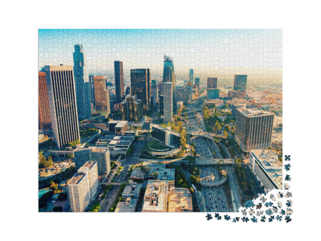 puzzle 2000 dílků „Centrum Los Angeles při západu slunce“