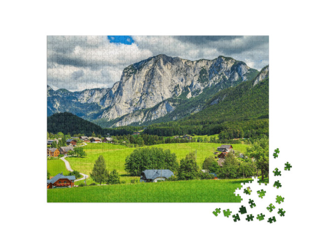puzzle 1000 dílků „Jarní krajina s poli, pastvinami a horami, Altaussee, Rakousko“