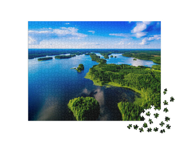 puzzle 1000 dílků „Modrá jezera s ostrovy a lesy, Finsko“