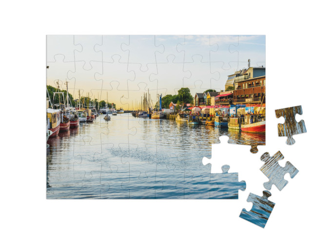 puzzle 48 dílků „Kanál s loděmi a Baltským mořem ve Warnemünde, Rostock, Německo“