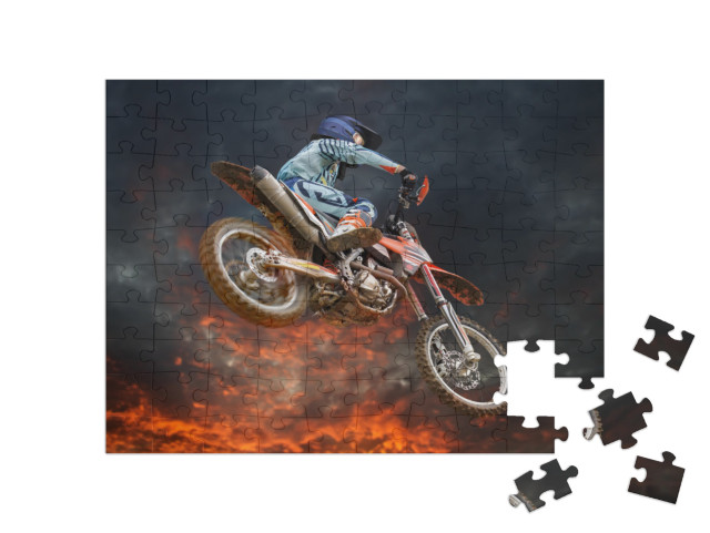 puzzle 100 dílků „Motokrosový kousek pod rozzářenou večerní oblohou“