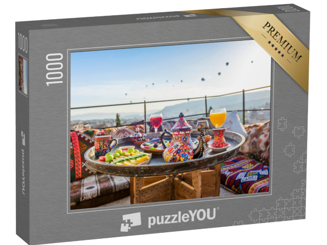 puzzle 1000 dílků „Tradiční turecká snídaně s výhledem na Kappadokii a létající balóny v pozadí“