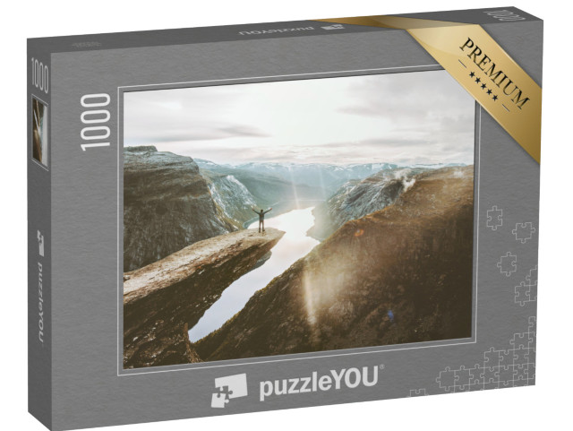 puzzle 1000 dílků „Šťastný muž na útesech Trolltunga, Norsko“