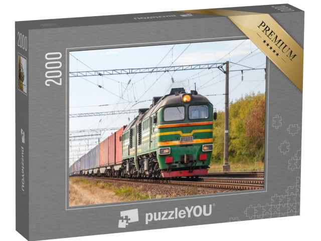 puzzle 2000 dílků „Silná zelená dieselová lokomotiva 2M62 táhne nákladní vlak“