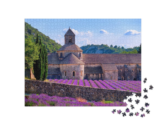 puzzle 1000 dílků „Pole fialové levandule v květu u kláštera Senanque, Provence, jižní Francie“