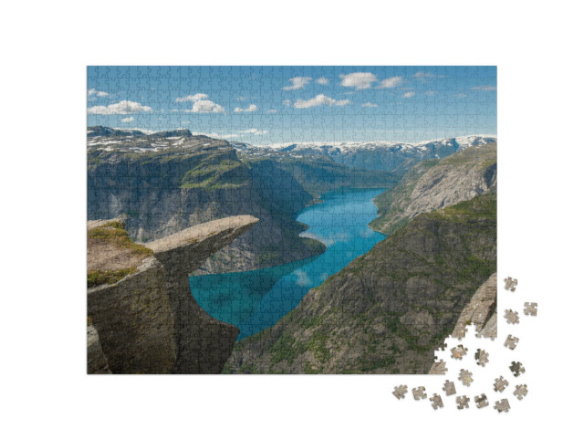 puzzle 1000 dílků „Skála Trollí jazyk nad jezerem Ringedalsvatnet, Norsko“