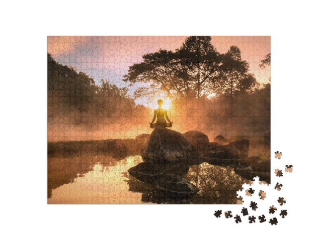 puzzle 1000 dílků „Mladá žena medituje u jezera“