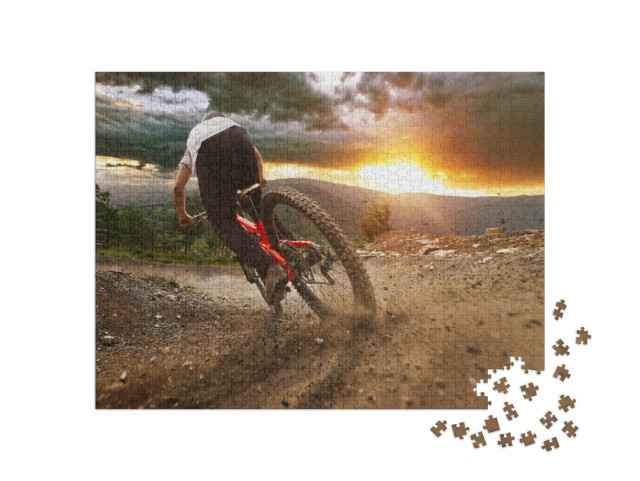 puzzle 1000 dílků „Cyklisté na horských kolech při sjezdu“