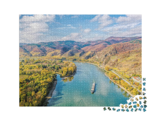 puzzle 2000 dílků „Panorama údolí Wachau s lodí na Dunaji“