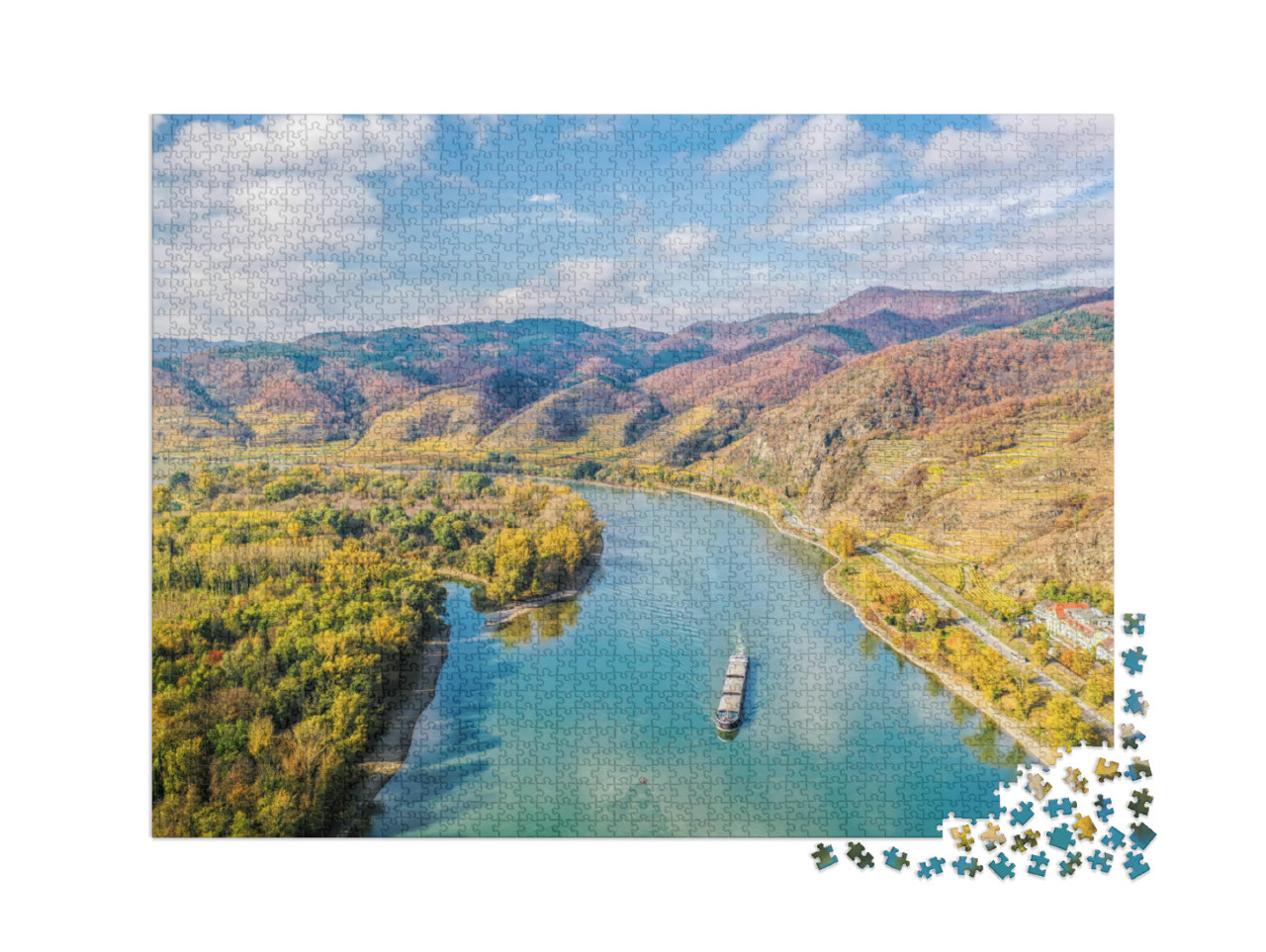 puzzle 2000 dílků „Panorama údolí Wachau s lodí na Dunaji“