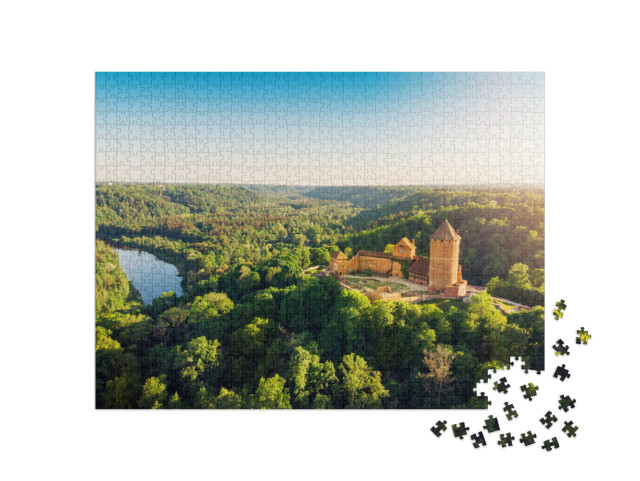 puzzle 1000 dílků „Letecký pohled na hrad Turaida a řeku Gauja, Lotyšsko“