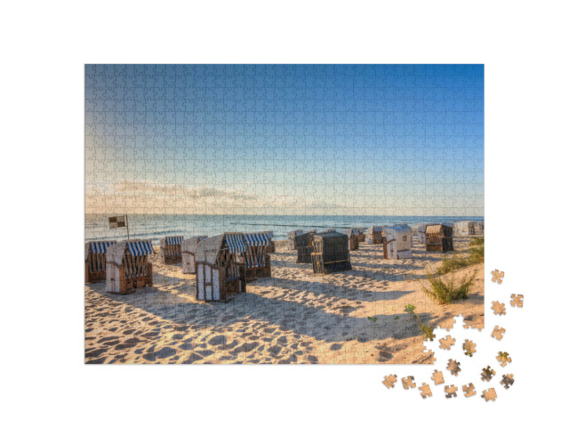 puzzle 1000 dílků „Pláž s mnoha lehátky po východu slunce“