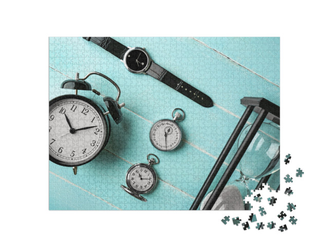puzzle 1000 dílků „Různé hodiny na světle modrém stole“