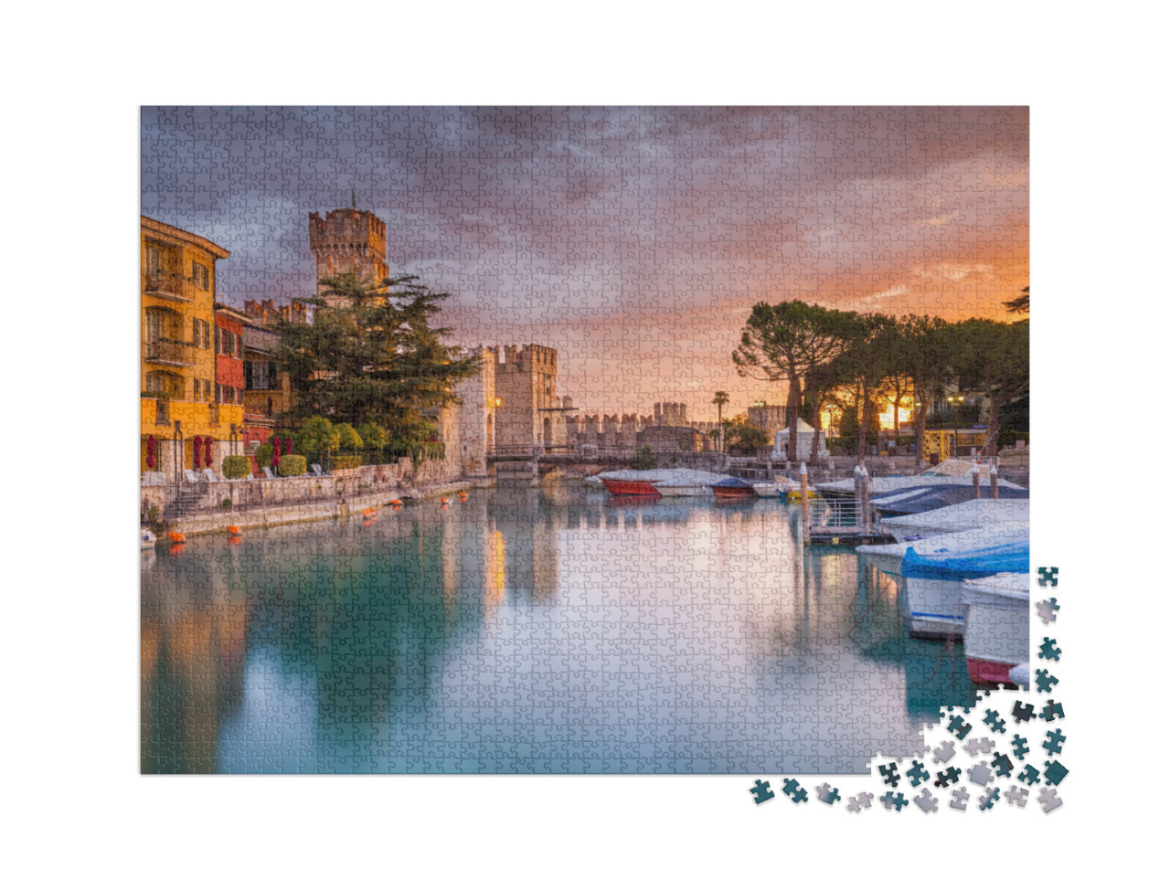 puzzle 2000 dílků „Přístav Sirmione ve večerním světle, jezero Garda, Itálie“