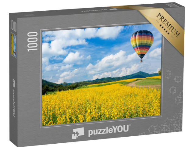 puzzle 1000 dílků „Horkovzdušný balón nad žlutými květinovými poli, v pozadí nízké pohoří“