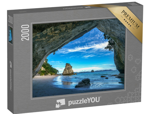 puzzle 2000 dílků „Pohled z jeskyně na pláži Cathedral Cove, Coromandel, Nový Zéland“