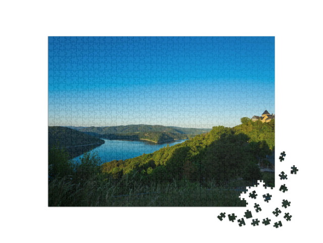 puzzle 1000 dílků „Pohled na palác Waldeck u jezera Edersee“