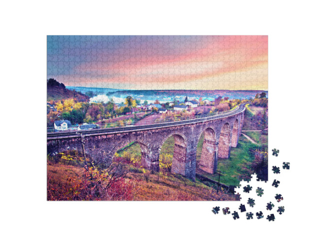 puzzle 1000 dílků „Podzimní krajina s viaduktem a železniční tratí při západu slunce, Ukrajina“